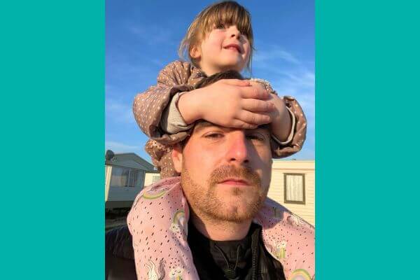 A selfie taken by Kevin with one of her daughter on her shoulder.